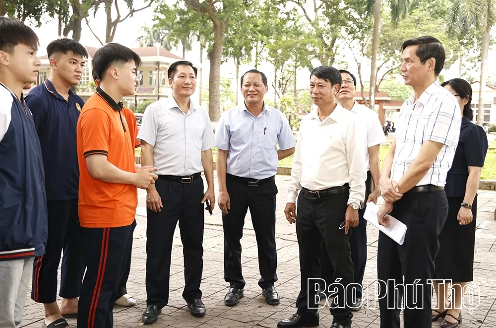 Phó Chủ tịch UBND tỉnh Nguyễn Khắc Hiếu kiểm tra công tác chuẩn bị thi vào lớp 10 và thi tốt nghiệp THPT