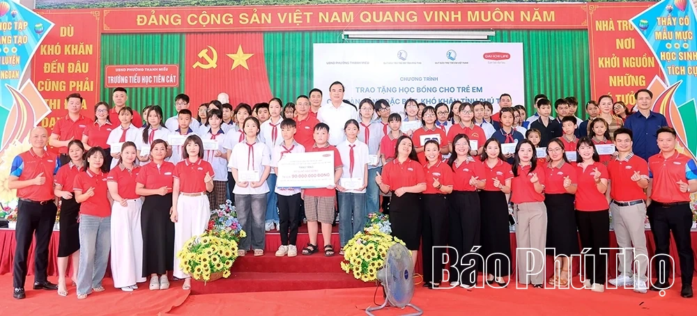 Trao học bổng cho 90 trẻ em hoàn cảnh khó khăn phường Thanh Miếu