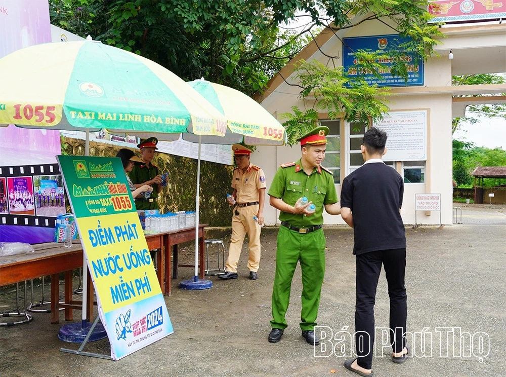 Sắc áo xanh tiếp sức mùa thi