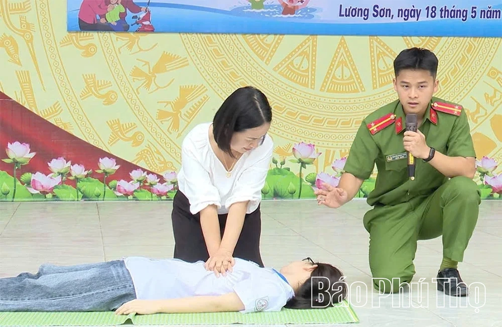 Trang bị kiến thức, kỹ năng về an toàn giao thông và phòng, chống đuối nước cho trên 300 cán bộ, giáo viên, học sinh