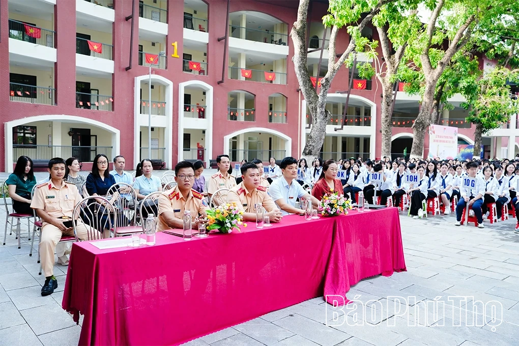 Hướng dẫn lái xe an toàn cho học sinh tại Trường THPT Trần Phú