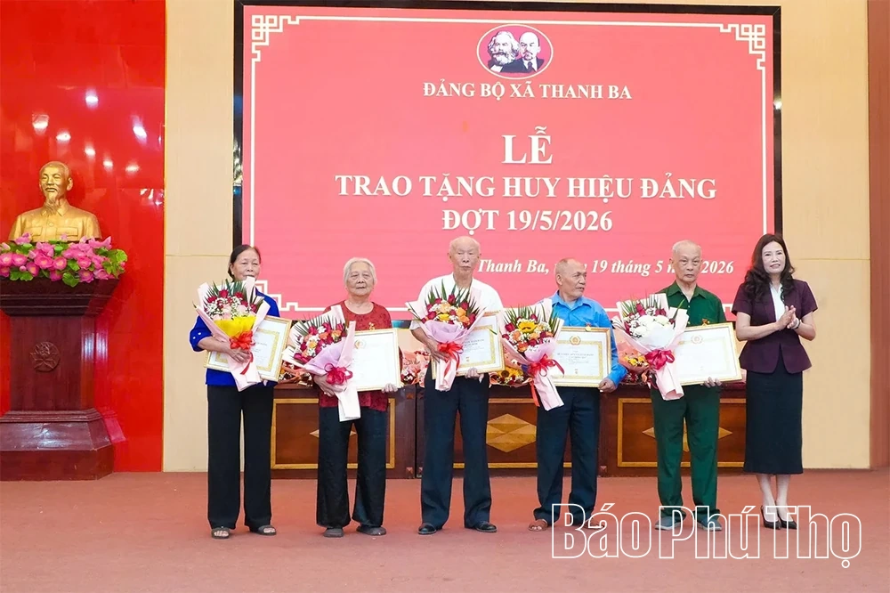 Thanh Ba trao tặng Huy hiệu Đảng đợt 19/5 cho các đảng viên