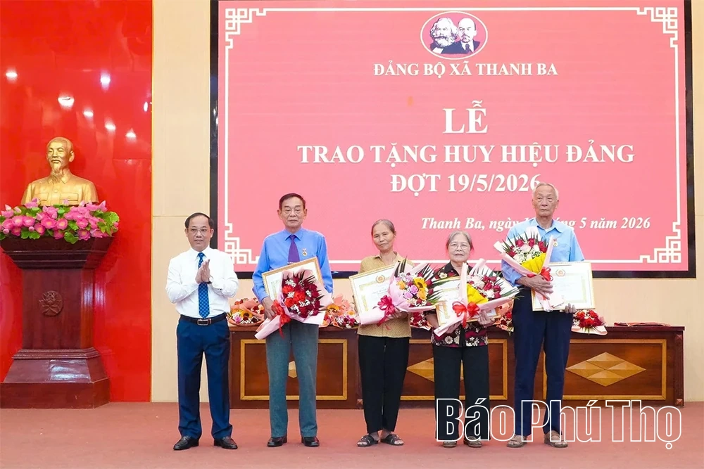 Thanh Ba trao tặng Huy hiệu Đảng đợt 19/5 cho các đảng viên