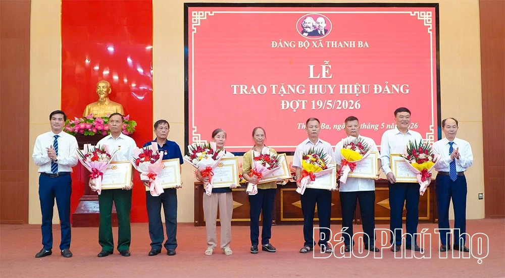 Thanh Ba trao tặng Huy hiệu Đảng đợt 19/5 cho các đảng viên