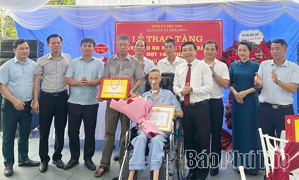 Xã Thái Hòa trao Huy hiệu 60 năm tuổi Đảng cho các đảng viên lão thành