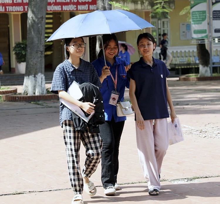 Thời tiết ngày 23/5: Nắng nóng duy trì ở nhiều khu vực, cảnh báo mưa dông, lũ quét cục bộ