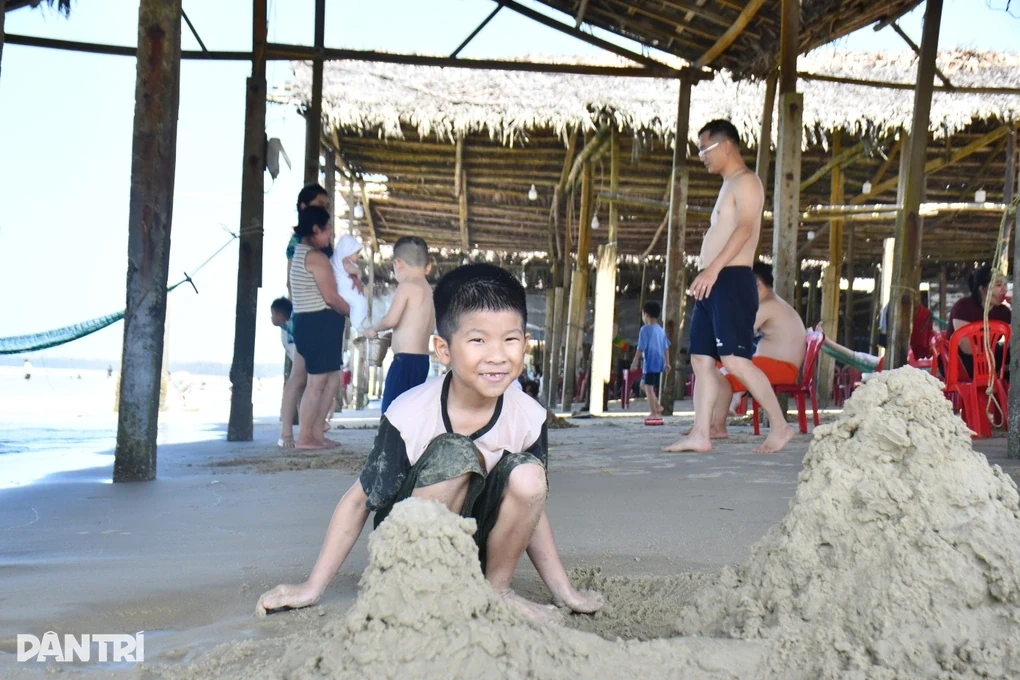 Tắm biển dưới mái che “độc nhất vô nhị” ở biển Khe Hai - Quảng Ngãi