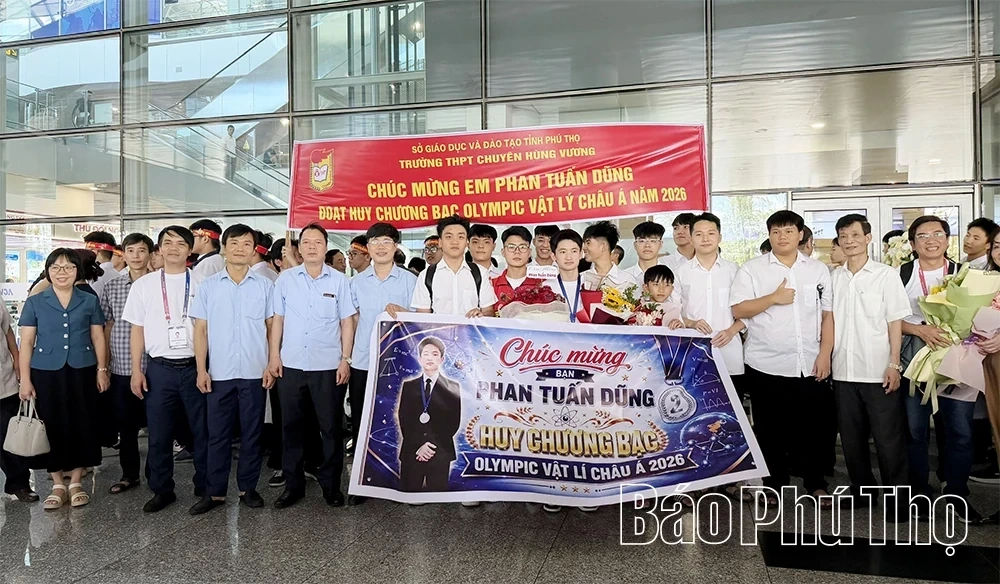 Welcoming Home the Male Student Awarded Silver Medal at the Asian Physics Olympiad upon His Return from South Korea