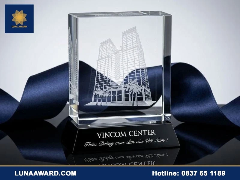 Kỷ niệm chương pha lê Luna Award Vietnam - Nâng tầm giá trị vinh danh