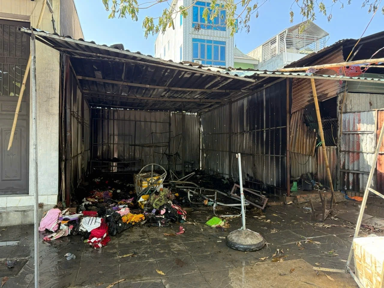 Liên tiếp xảy ra 2 vụ cháy, thiệt hại nhiều tài sản do đốt rác gây cháy lan