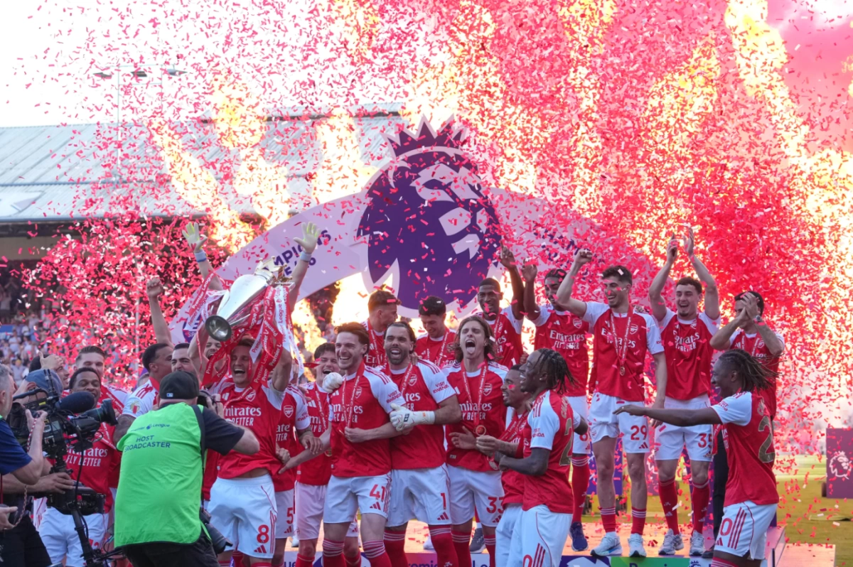 Arsenal nâng Cup vô địch Ngoại hạng Anh