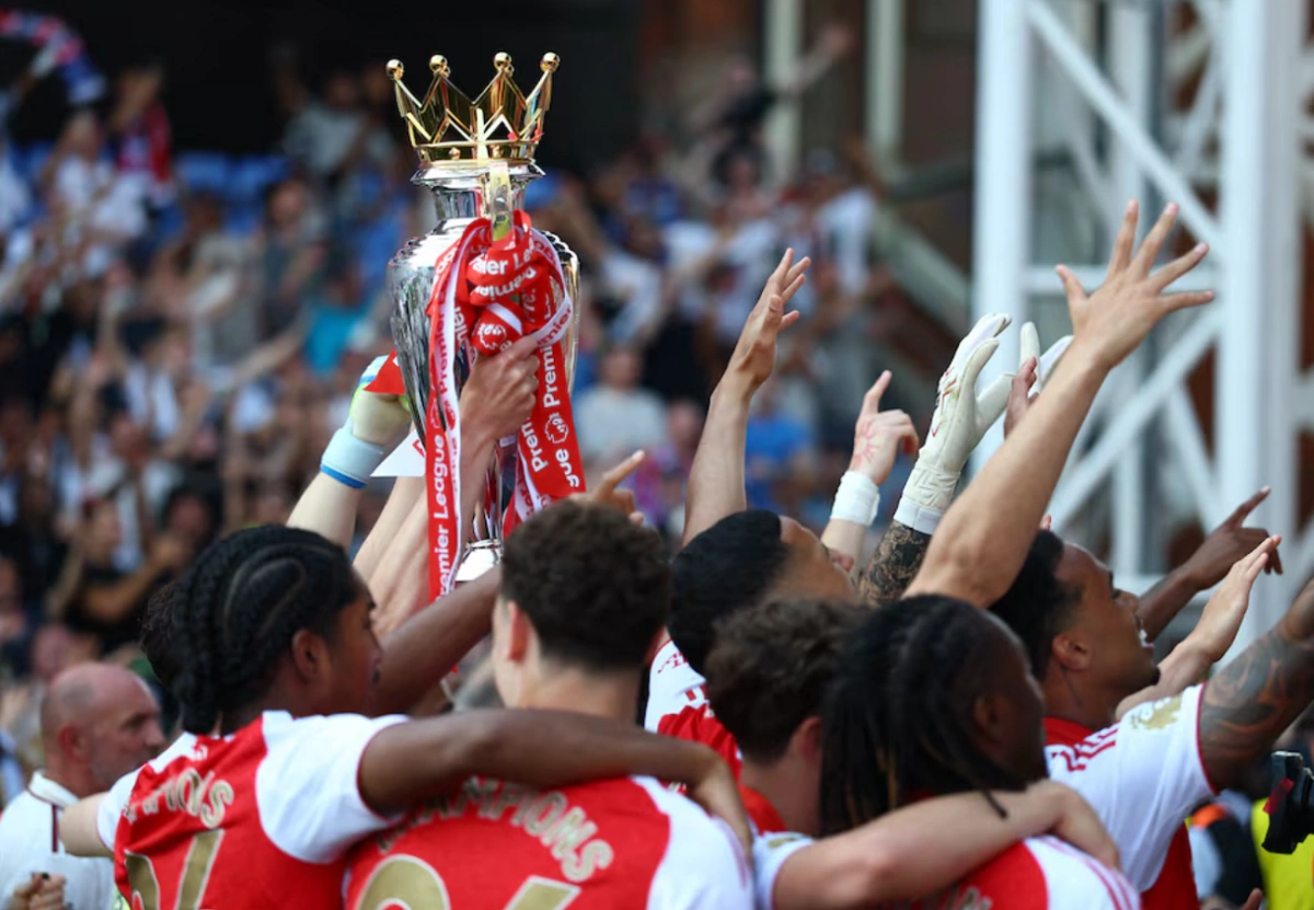 Arsenal nâng Cup vô địch Ngoại hạng Anh