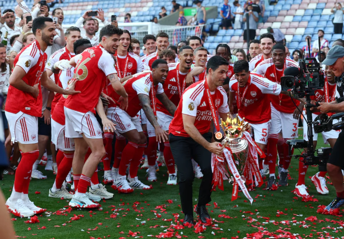 Arsenal nâng Cup vô địch Ngoại hạng Anh