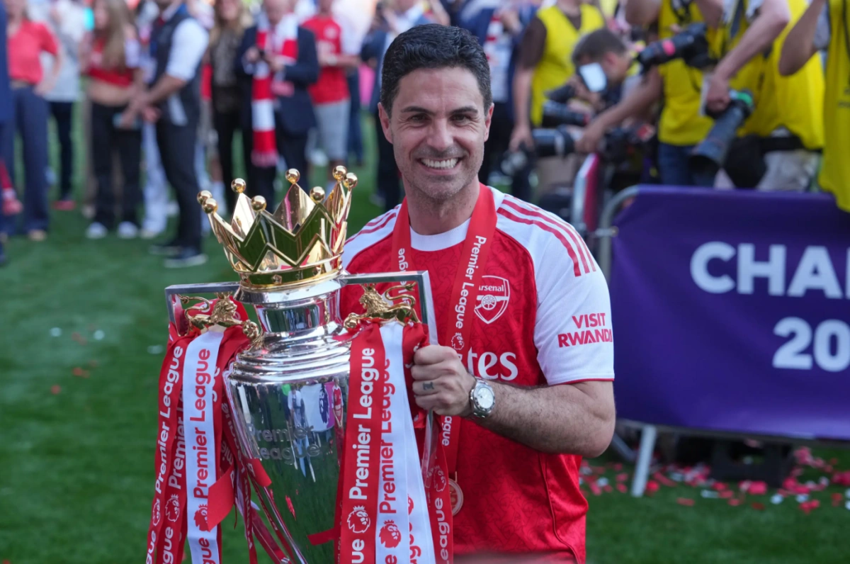 Arsenal nâng Cup vô địch Ngoại hạng Anh