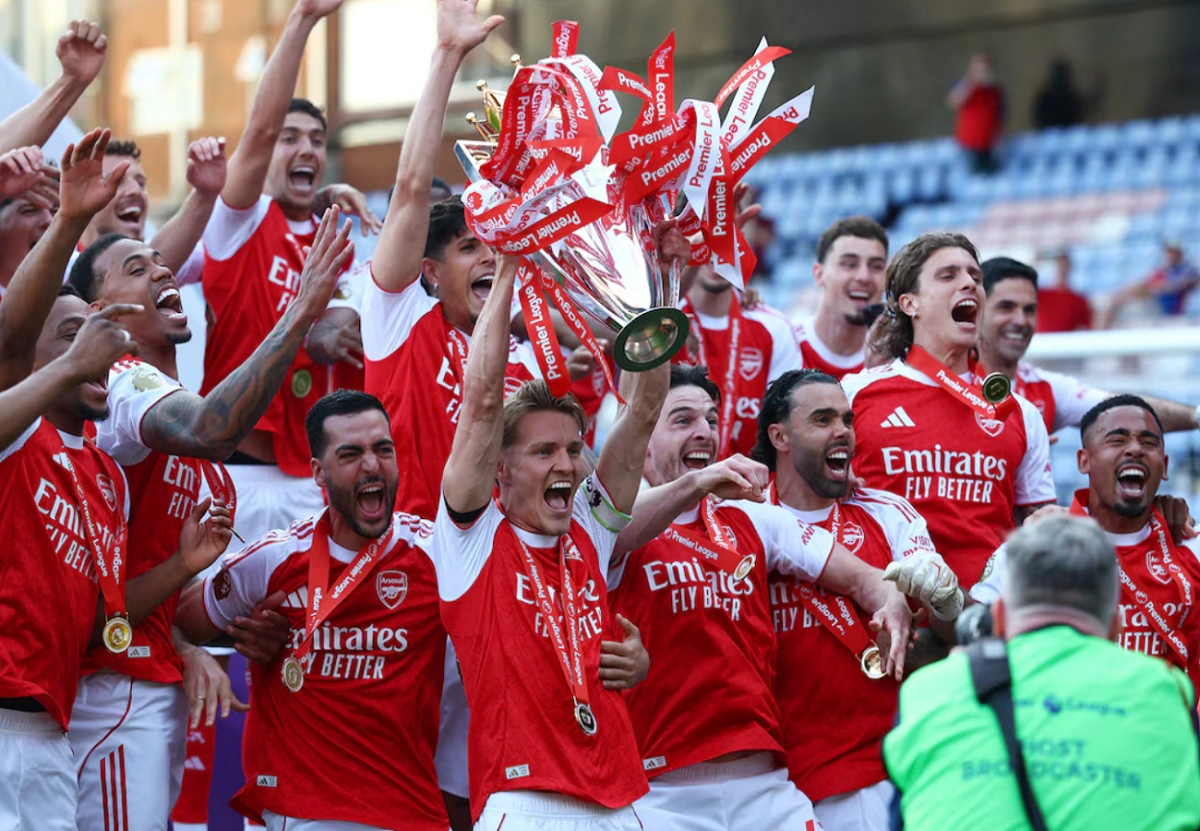 Arsenal nâng Cup vô địch Ngoại hạng Anh