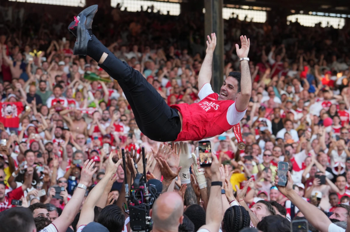 Arsenal nâng Cup vô địch Ngoại hạng Anh