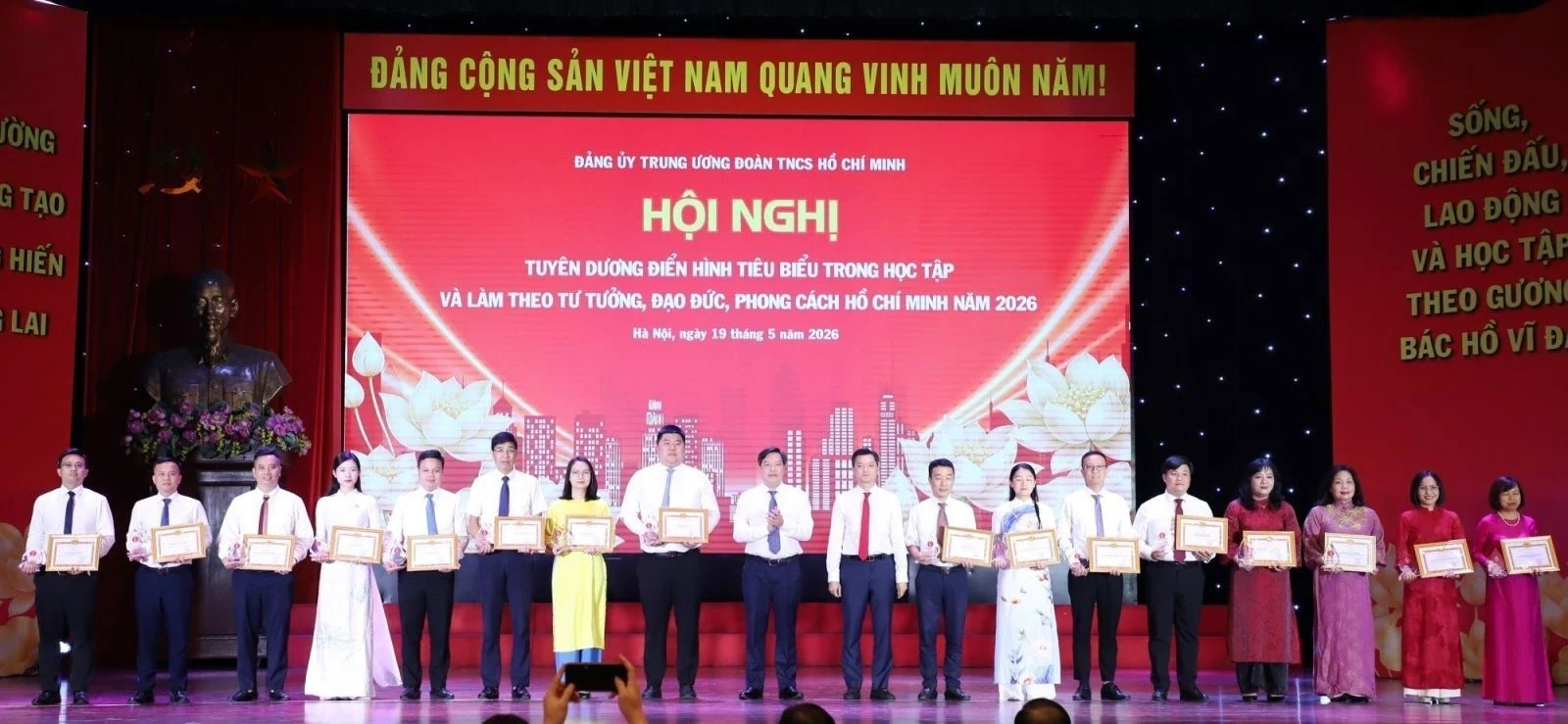 Nâng tầm công tác chính trị, tư tưởng của Đảng trong mỗi cán bộ, đảng viên
