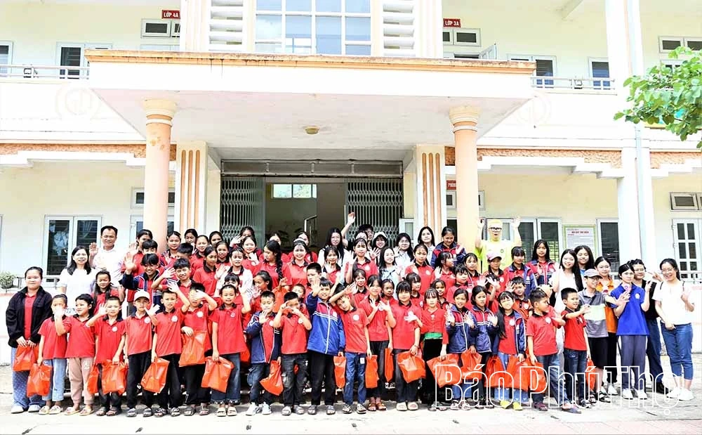 Chung tay gây dựng tủ sách, lan tỏa văn hóa đọc đến xã vùng cao Vân Sơn