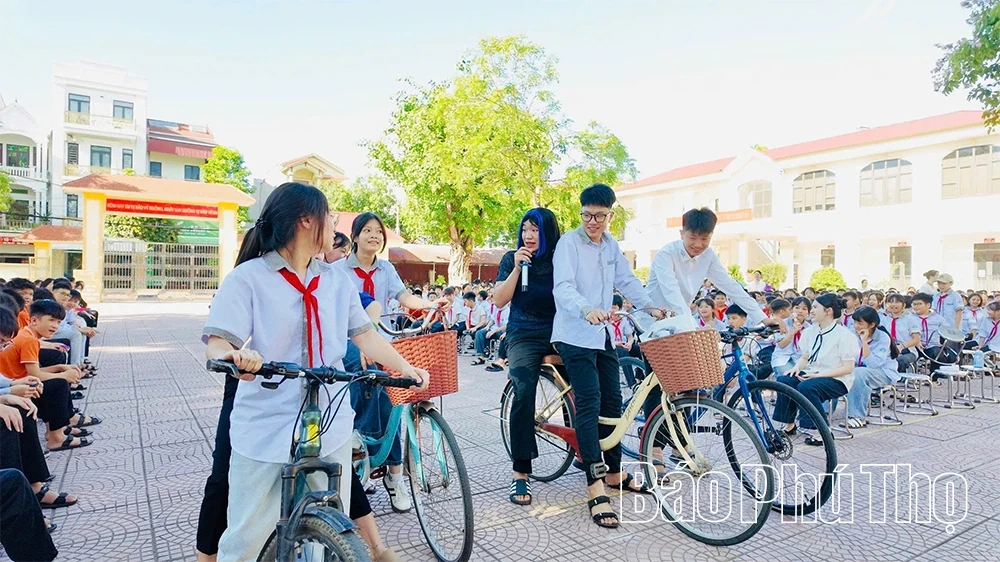 Công an xã Yên Lạc phối hợp tuyên truyền kỹ năng an toàn dịp hè