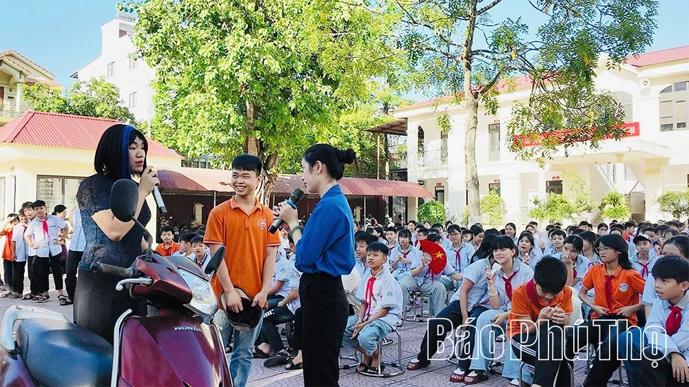 Công an xã Yên Lạc phối hợp tuyên truyền kỹ năng an toàn dịp hè