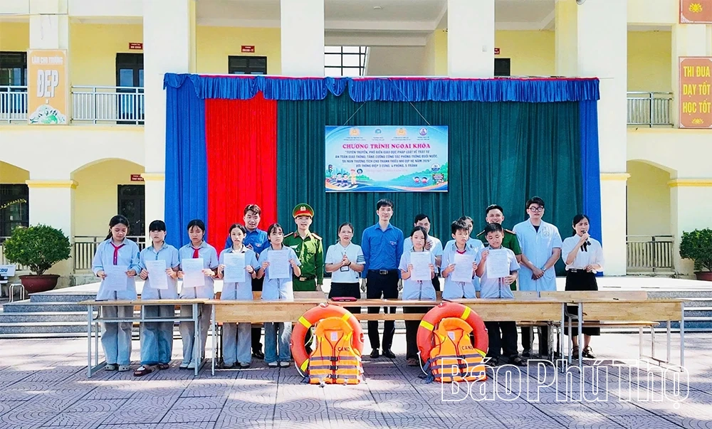 Công an xã Yên Lạc phối hợp tuyên truyền kỹ năng an toàn dịp hè
