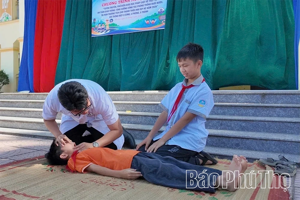 Công an xã Yên Lạc phối hợp tuyên truyền kỹ năng an toàn dịp hè