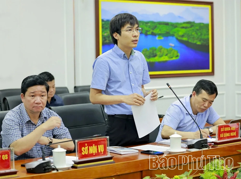 Phó Chủ tịch UBND tỉnh Nguyễn Huy Ngọc nghe báo cáo xây dựng, cập nhật dữ liệu Trung tâm điều hành phục vụ phát triển kinh tế - xã hội tỉnh