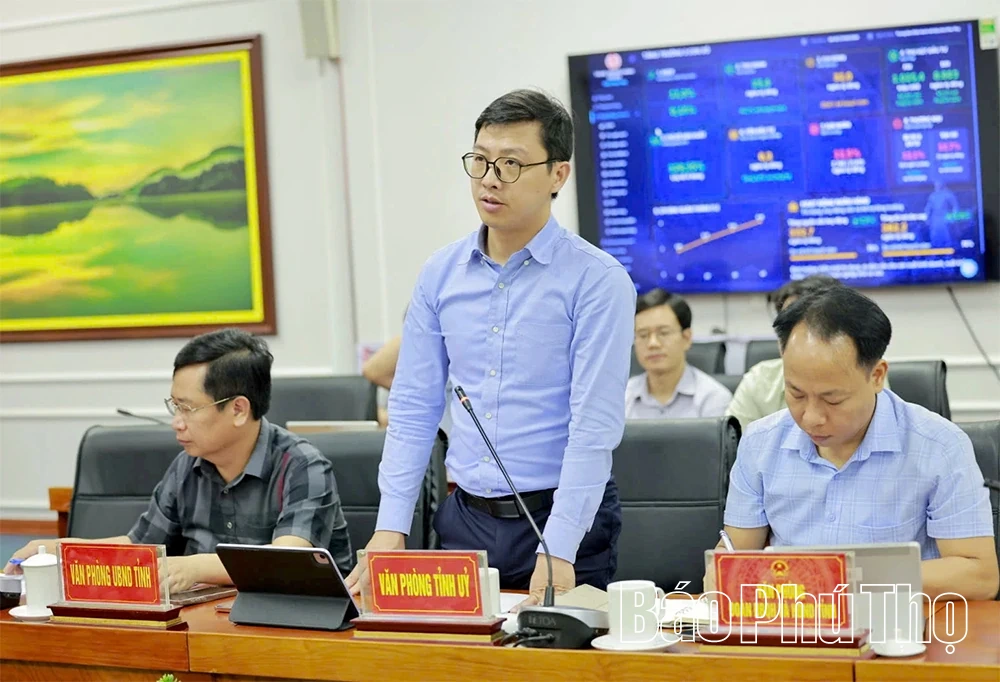 Phó Chủ tịch UBND tỉnh Nguyễn Huy Ngọc nghe báo cáo xây dựng, cập nhật dữ liệu Trung tâm điều hành phục vụ phát triển kinh tế - xã hội tỉnh