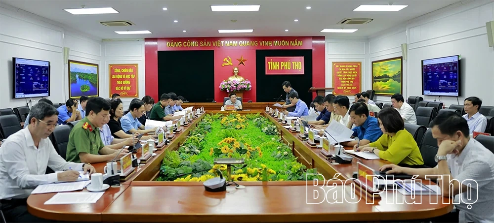 Phó Chủ tịch UBND tỉnh Nguyễn Huy Ngọc nghe báo cáo xây dựng, cập nhật dữ liệu Trung tâm điều hành phục vụ phát triển kinh tế - xã hội tỉnh