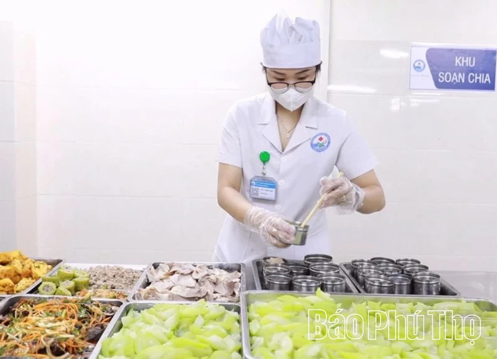 Chú trọng nâng cao chất lượng bữa ăn cho người bệnh