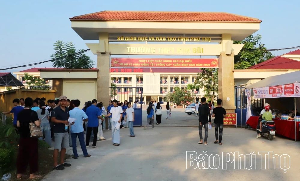 Môn thi đầu tiên tại Hội đồng coi thi Trường THPT Kim Bôi: 8 học sinh vắng, không có thí sinh vi phạm quy chế