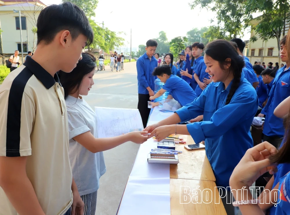 Môn thi đầu tiên tại Hội đồng coi thi Trường THPT Kim Bôi: 8 học sinh vắng, không có thí sinh vi phạm quy chế