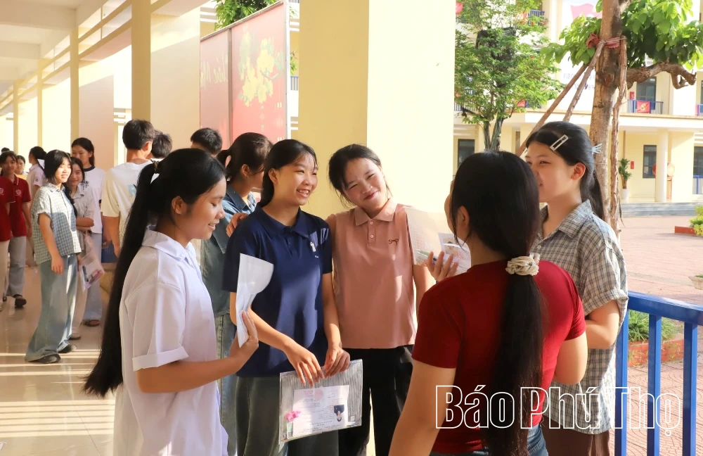 Môn thi đầu tiên tại Hội đồng coi thi Trường THPT Kim Bôi: 8 học sinh vắng, không có thí sinh vi phạm quy chế