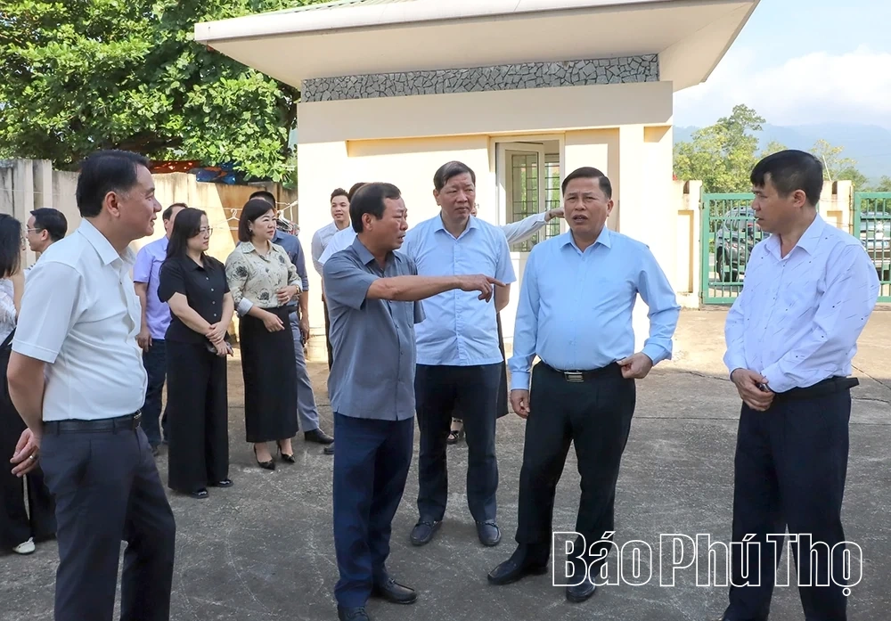 Phó Bí thư Thường trực Tỉnh ủy Bùi Văn Quang kiểm tra thực trạng quản lý tài sản dôi dư, thiết chế văn hóa tại phường Tân Hòa, Kỳ Sơn và Hòa Bình