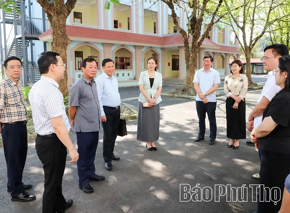 Phó Bí thư Thường trực Tỉnh ủy Bùi Văn Quang kiểm tra thực trạng quản lý tài sản dôi dư, thiết chế văn hóa tại phường Tân Hòa, Kỳ Sơn và Hòa Bình