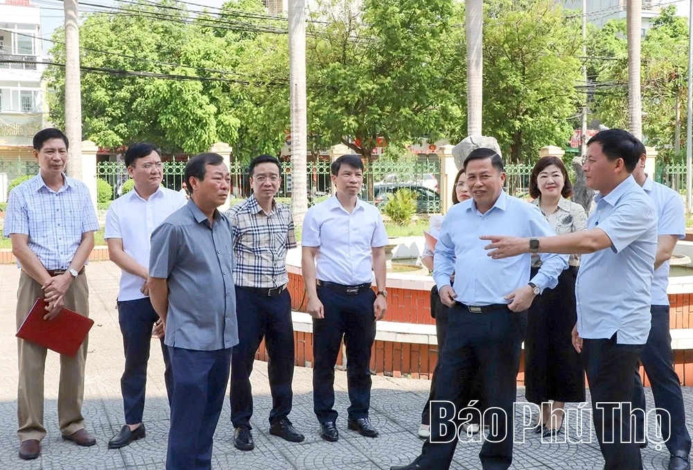 Phó Bí thư Thường trực Tỉnh ủy Bùi Văn Quang kiểm tra thực trạng quản lý tài sản dôi dư, thiết chế văn hóa tại phường Tân Hòa, Kỳ Sơn và Hòa Bình