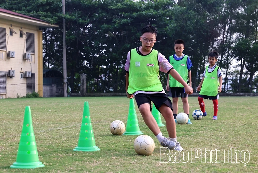 Ươm mầm năng khiếu bóng đá