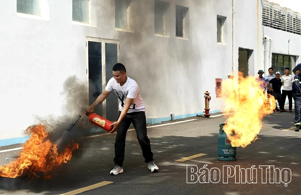 Tập huấn phòng cháy, chữa cháy cho 110 cán bộ, công nhân viên Công ty Dược phẩm Vĩnh Phúc