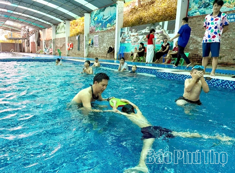 Xã Thổ Tang tổ chức lớp dạy bơi miễn phí cho trẻ em
