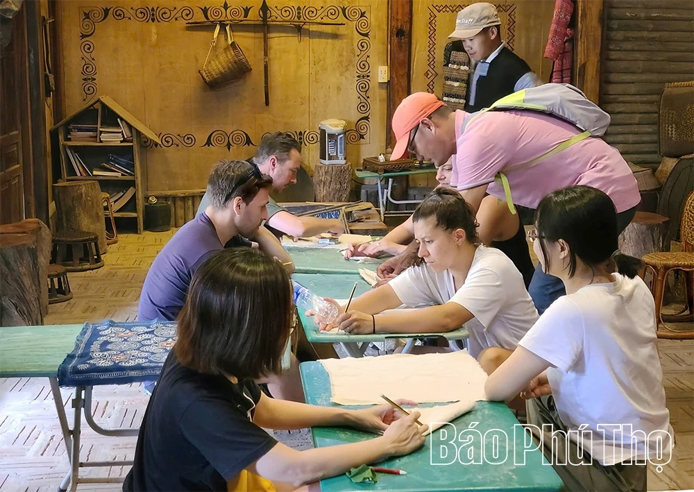 Giữ chân du khách từ “gốc” văn hoá bản địa