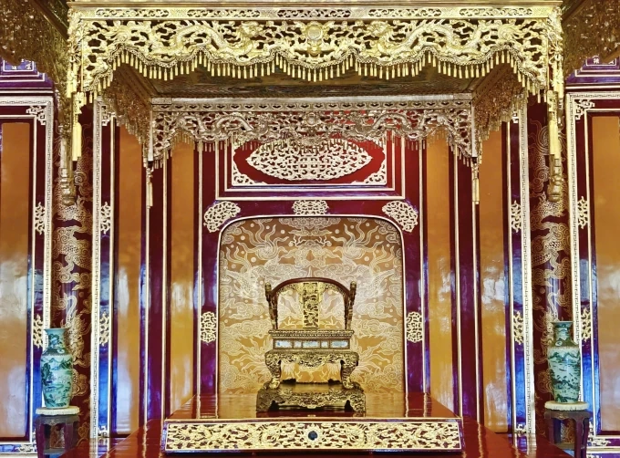 Ngai vàng triều Nguyễn được trưng bày trở lại sau sự cố phá hoại