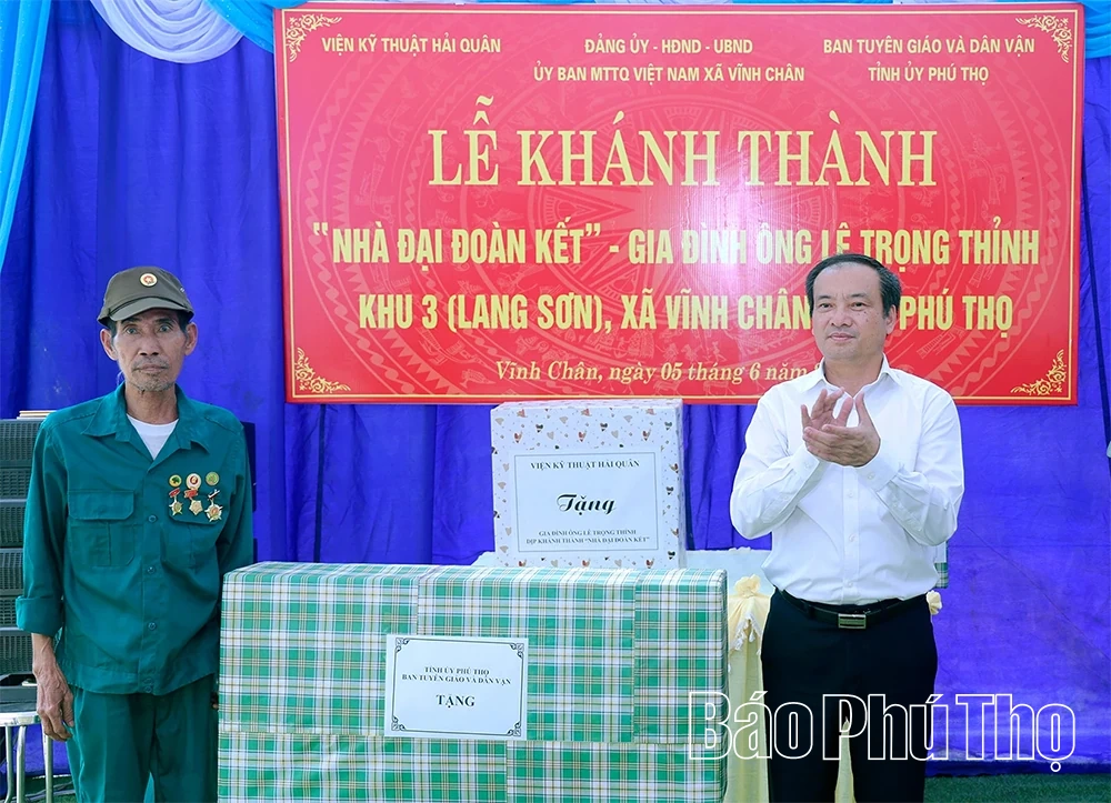 Bàn giao nhà Đại đoàn kết cho hộ cận nghèo xã Vĩnh Chân