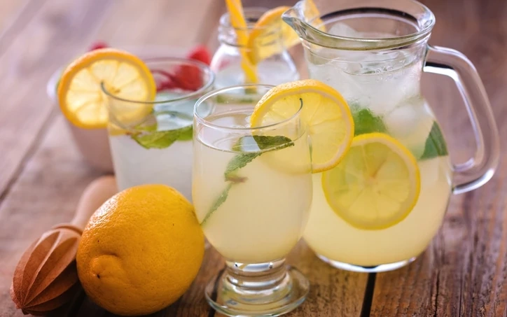 Trời nóng nên uống nước chanh hay nước dừa?