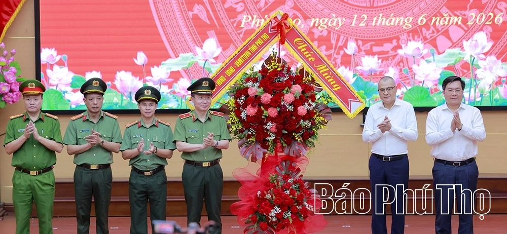 Chúc mừng và trao thưởng cho Công an tỉnh Phú Thọ có thành tích xuất sắc trong công tác đấu tranh phòng, chống tội phạm