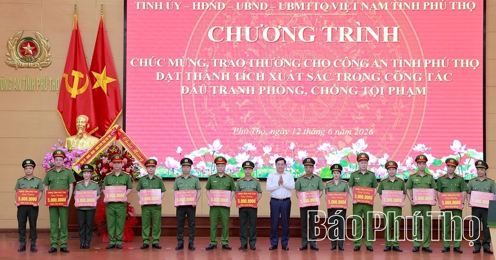 Chúc mừng và trao thưởng cho Công an tỉnh Phú Thọ có thành tích xuất sắc trong công tác đấu tranh phòng, chống tội phạm