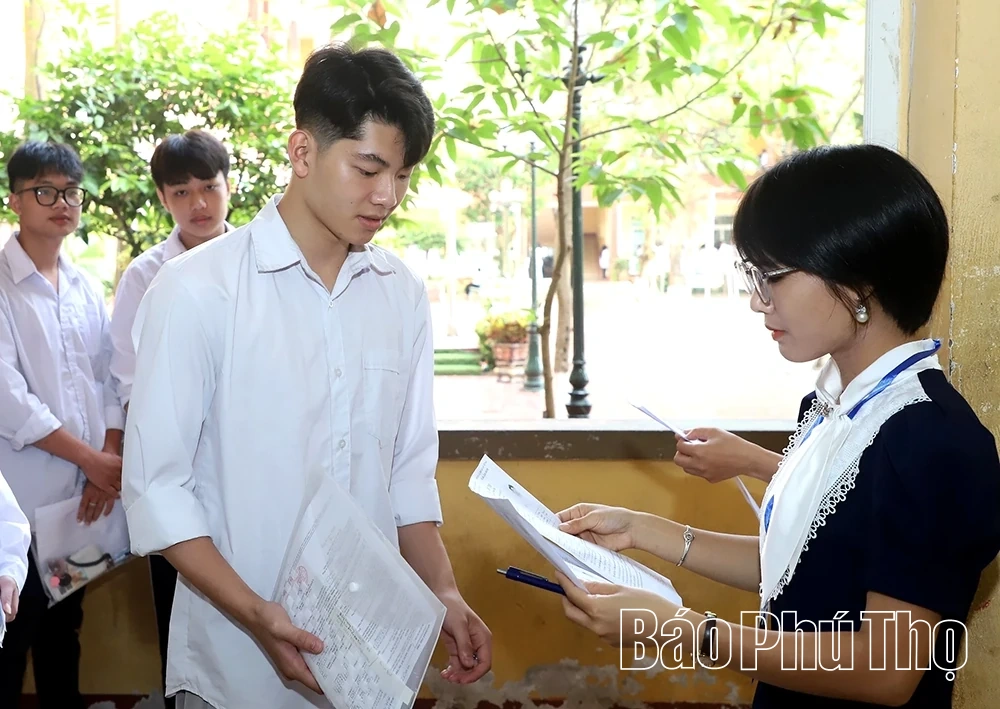 Kỳ thi tốt nghiệp THPT năm 2026 tại điểm thi Trường THPT Nguyễn Tất Thành diễn ra an toàn, đúng quy chế