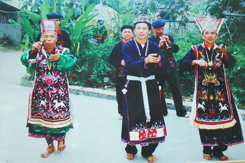 Người có uy tín - “lá chắn mềm” bảo vệ nền tảng tư tưởng của Đảng