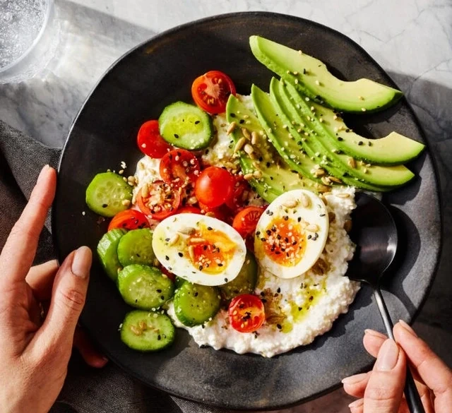 Bữa sáng chọn trứng hay sữa chua Hy Lạp để cung cấp protein tốt nhất?
