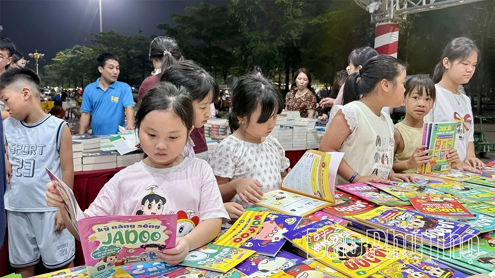 Hội sách chào hè thu hút đông đảo học sinh