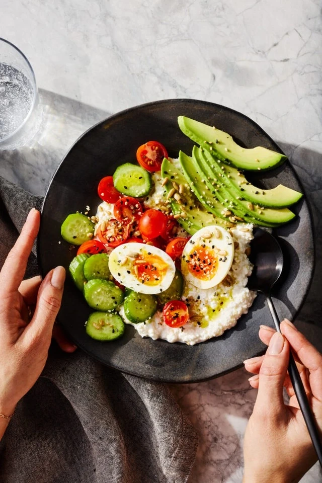 Bữa sáng chọn trứng hay sữa chua Hy Lạp để cung cấp protein tốt nhất?